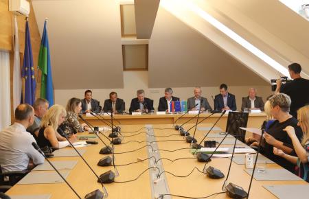 Slovesen podpis pogodbe župani CPS 06 Foto Ljubo Vukelič